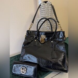 GENTLY USED … MICHAEL KORS BLACK PATENT LEATHER HAMILTON w/FULL SIZE WALLET